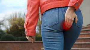 ¿Es normal que las hemorroides piquen por la noche, manchen la ropa interior o produzcan humedad?